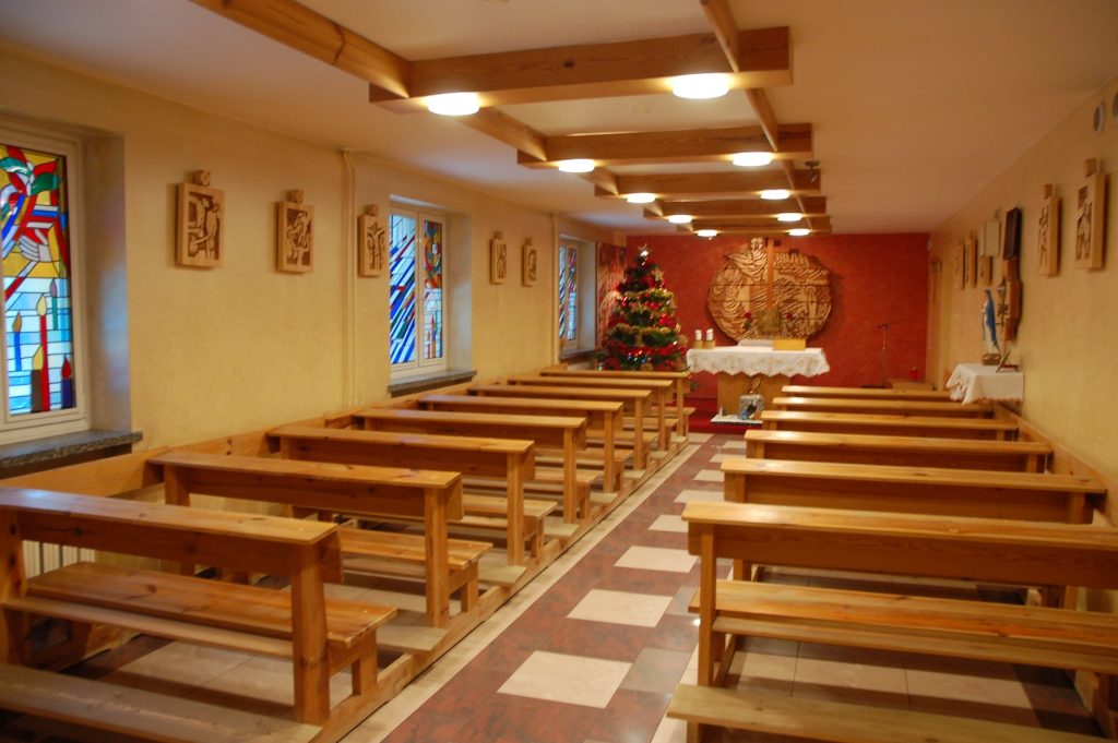 Dom Pomocy Społecznej w Zgierzu dysponuje własną kaplicą i zapewnia podopiecznym opiekę duszpasterską