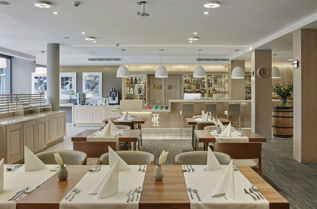 Sala restauracyjna w Columna Medica w Łasku