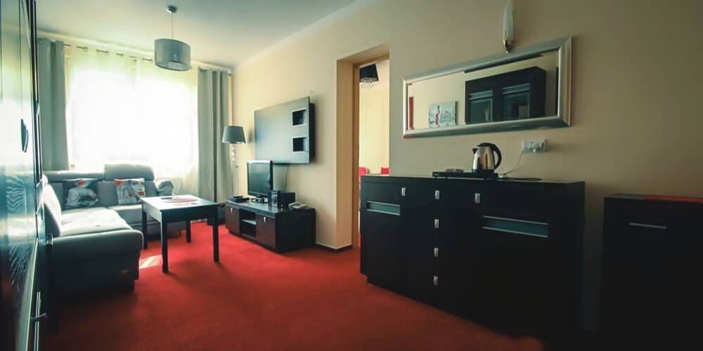 Ośrodek Wypoczynkowo-Rehabilitacyjny WŁÓKNIARZ w Ustce dysponuje zarówno pokojami, jak i apartamentami