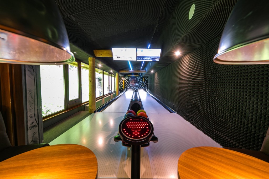 Hotel Jelenia Struga Medical SPA w Kowarach oferuje gosciom różne atrakcje - jedną z nich jest tor do gry w kręgle