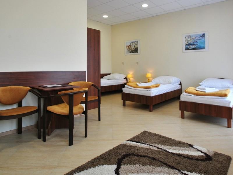 Jeden z pokoi wieloosobowych w Ośrodku Wypoczynkowo - Rehabilitacyjnym PRZYLESIE w Ustce