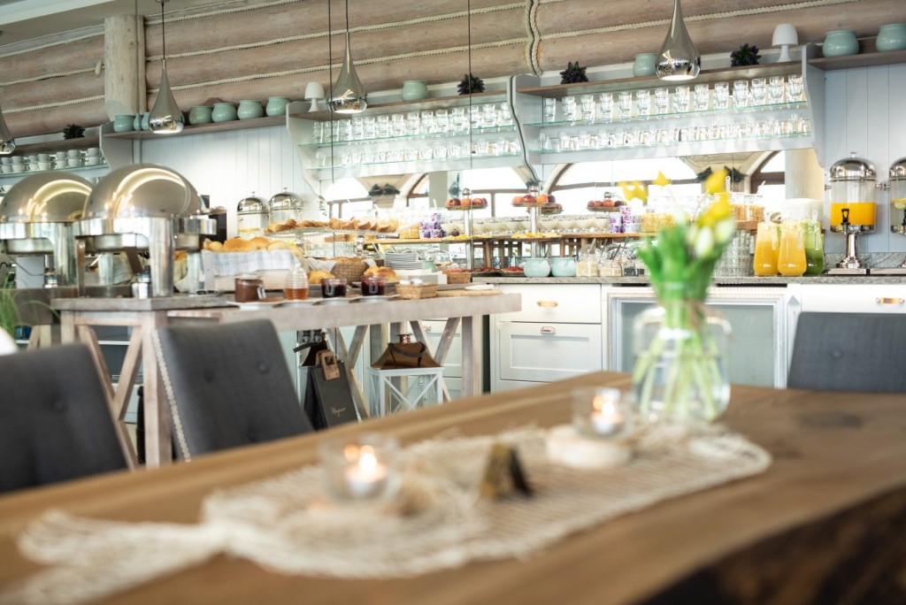 W Hotelu Adler Medical SPA w Stężycy znajduje się elegancka restauracja, w której każdego ranka możńa zjeść smaczne śniadanie