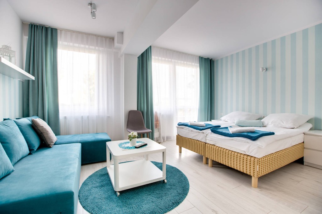 Pokoje dla gości Ośrodka Wczasowo-Rehabilitacyjnego BESKID w Sarbinowie są wyposażone w prywatne łazienki oraz balkony/tarasy