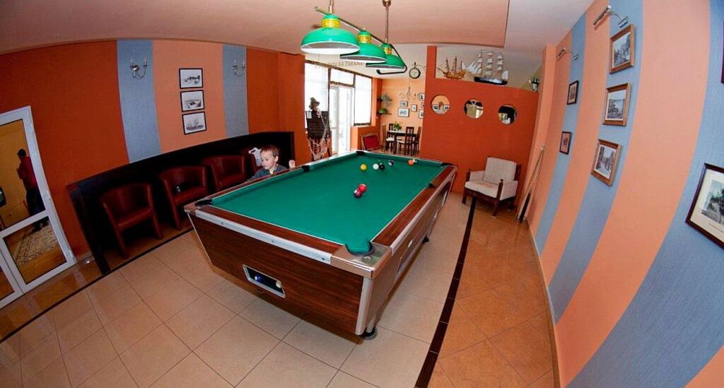 Ośrodek Wypoczynkowo-Rehabilitacyjny AGA w Jastarni oferuje gościom dodatkowe atrakcje - jedną z nich jest gra w bilard