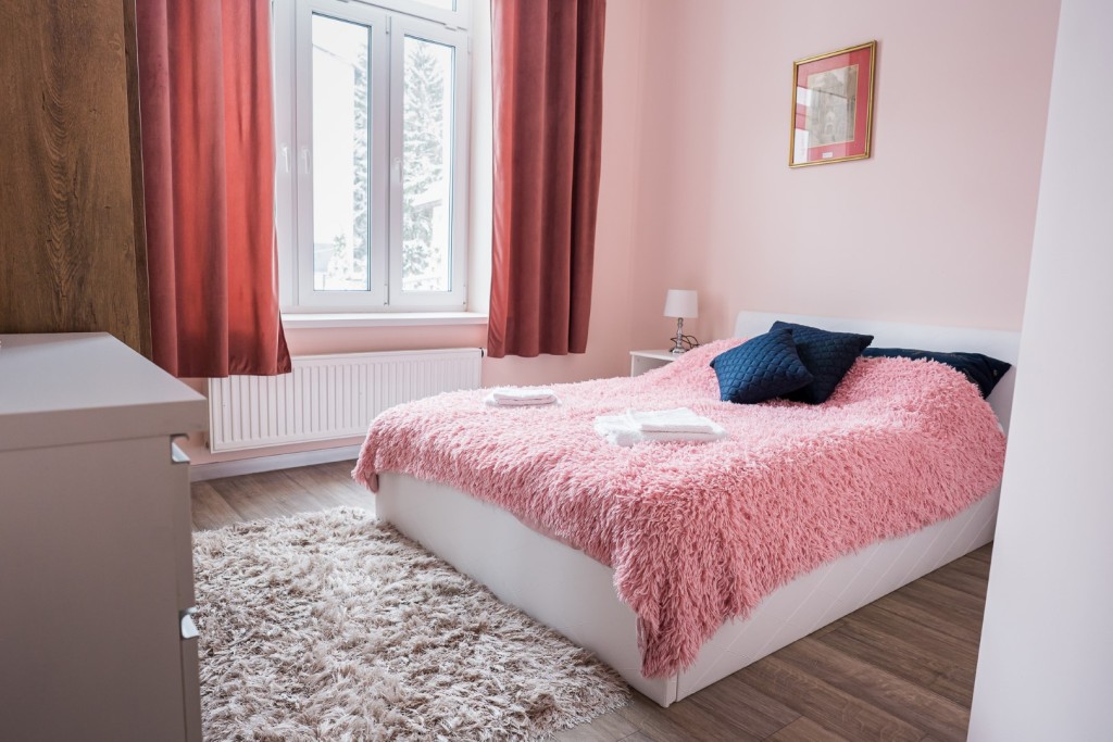 Ośrodek Rehabilitacyjny ,,Mazurek" w Dusznikach-Zdroju dysponuje komfortowymi pokojami - w każdym z nich znajduje się prywatna łazienka