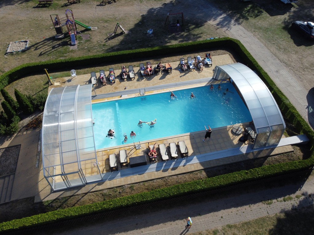 Basen w Kompleksie Wypoczynkowym „Róża Wiatrów” w Darłówku jest dostępny dla gości od końca maja