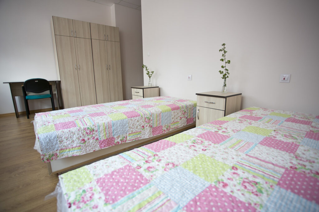 Pokoje w Domu Pomocy Społecznej „Misericordia” w Ełku są jasne, przestronne i w pełni wyposażone