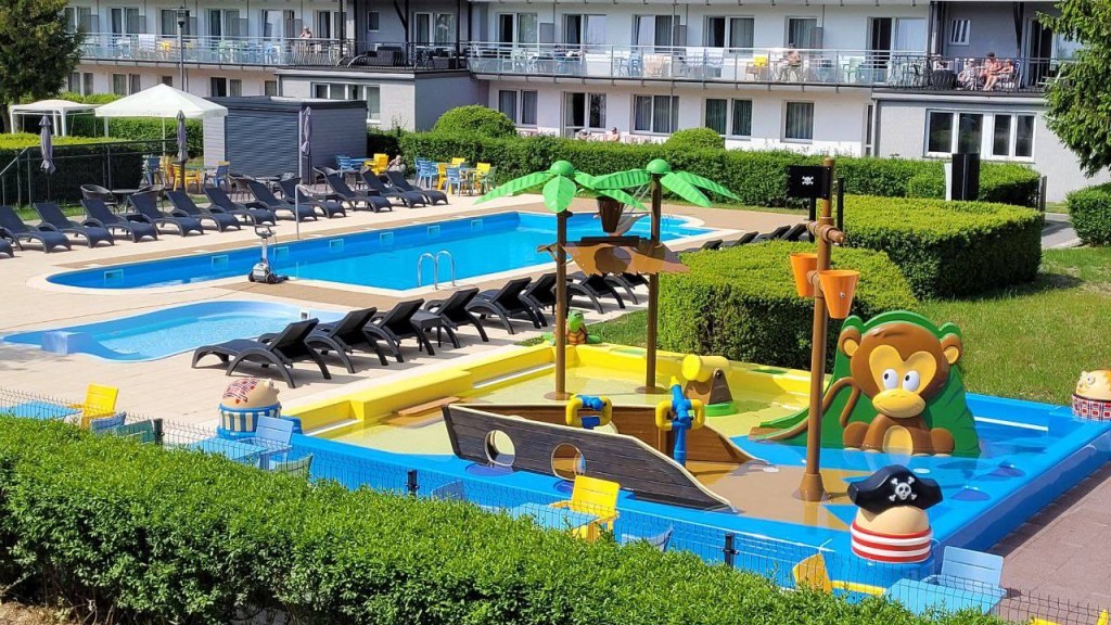 Ośrodek Wczasowo-Rehabilitacyjny BESKID w Sarbinowie dysponuje odkrytym basenem i strefą zabaw wodnych dla dzieci