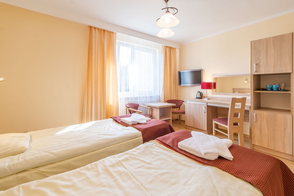 Ośrodek Wczasowo-Rehabilitacyjny EWA w Ustroniu Morskim dysponuje pokojami wyposażonymi w dodatkowe udogodnienia