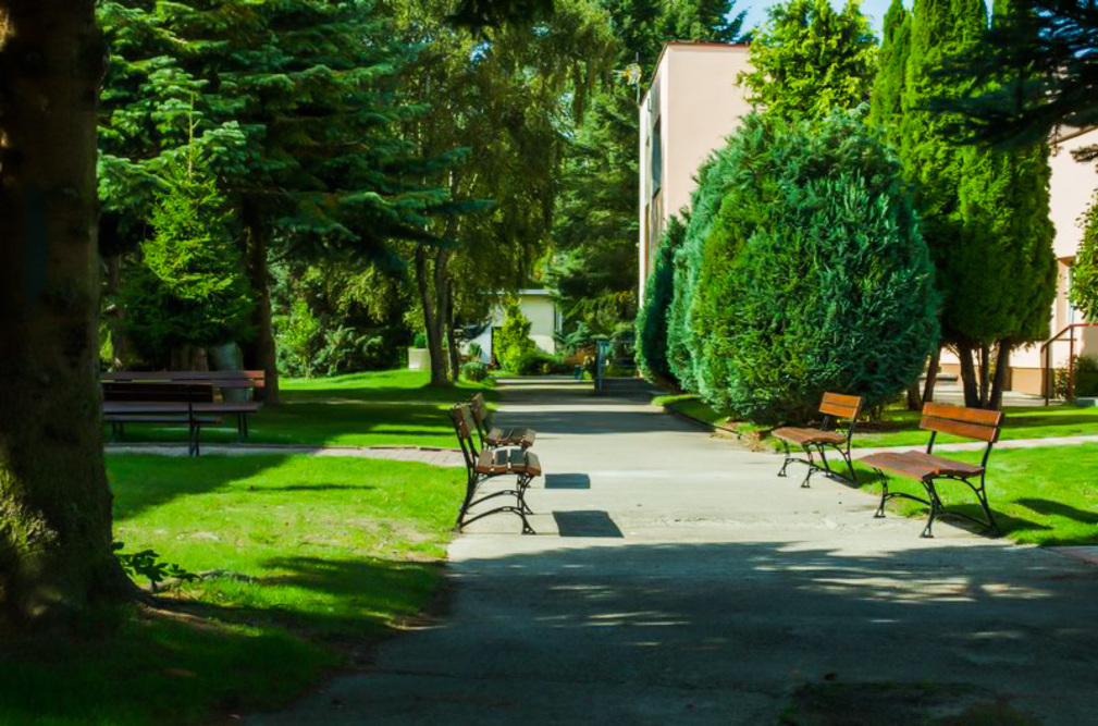 Teren przed Ośrodkiem Wczasowym „Perła” w Dźwirzynie jest do dyspozycji gości