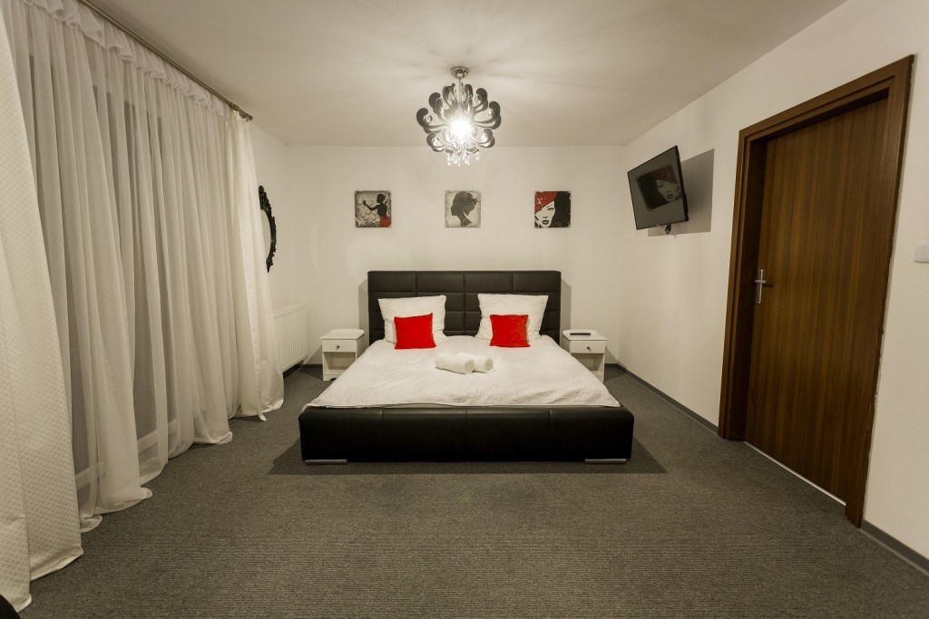 Pokoje gościnne w Kompleksie Rekreacyjnym Sielsko na Wygodzie są jasne i przestronne