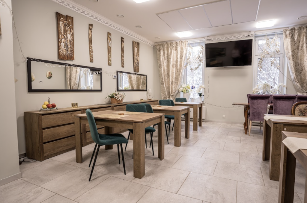 Posiłki dla gości serwowane są we wspólnej jadalni, która zlokalizowana jest na parterze