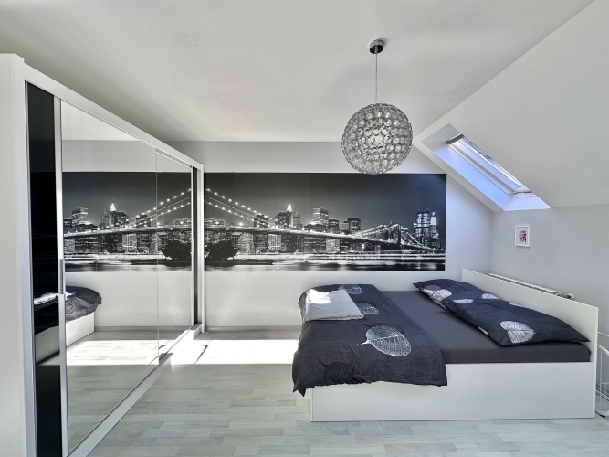 Poza standardowymi pokojami, Ośrodek Konferencyjno–Wypoczynkowy PILSKO w Korbielowie dysponuje także eleganckim i przestronnym apartamentem