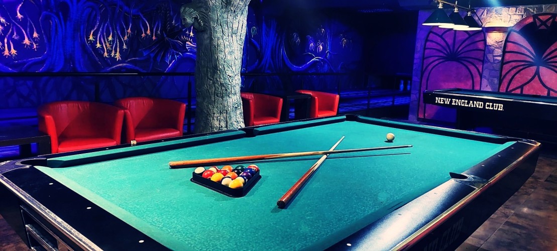 Na gości Hotelu Kasztel w Rzezawie czekają dodatkowe atrakcje, takie jak bilard i kręgle