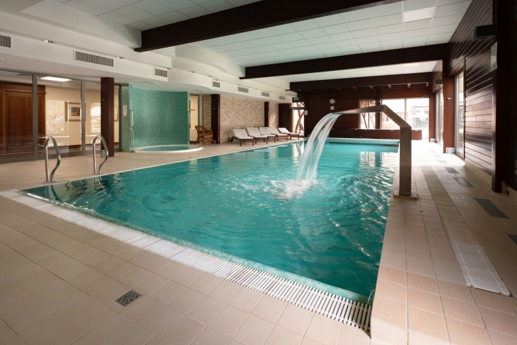 W Parku Rekreacyjno-Biznesowym LAS WODA w Wildze na gości czeka kameralna Strefa Aqua z krytym basenem i jacuzzi