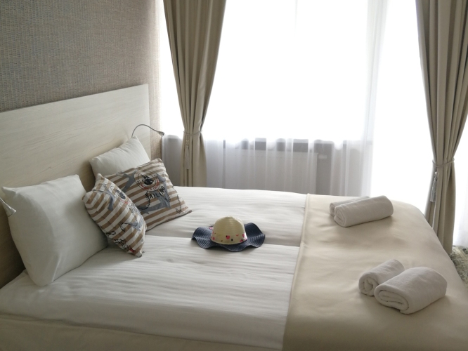 Pokoje w Willi Nest w Unieściu posiadają balkony z malowniczym widokiem na okolicę