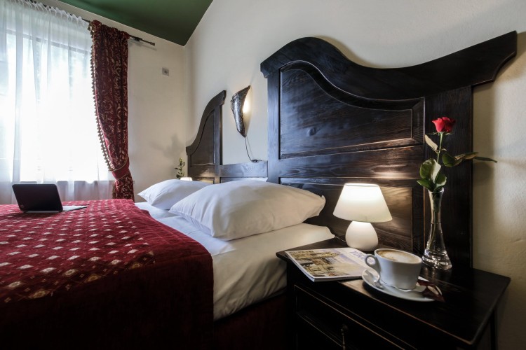 Pokoje gościnne w Hotelu Kasztel w Rzezawie nawiązują do zamkowej stylistyki