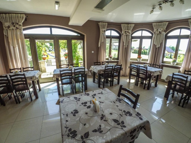 Pensjonat Kolory Świata w Solcu-Zdroju dysponuje jasną i przestronną jadalnią