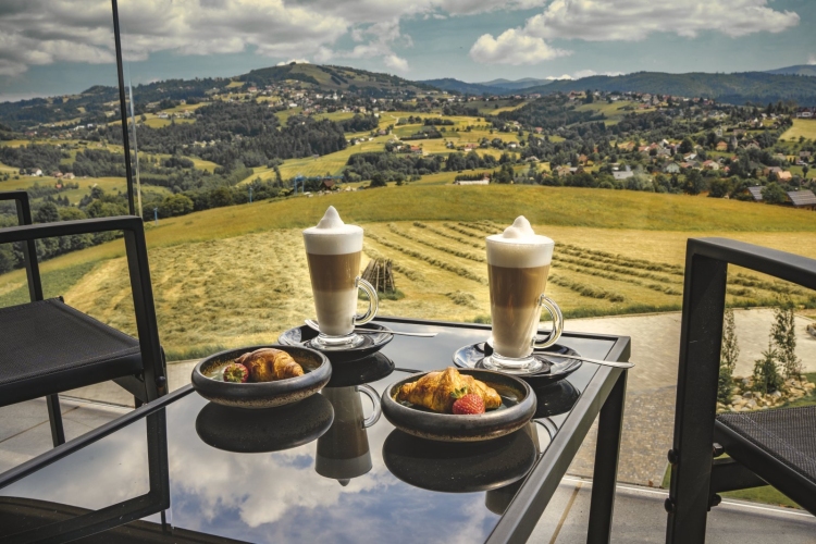 Z okien i balkonów hotelu ZŁOTY GROŃ Resort & SPA w Istebnej roztacza się panoramiczny widok na okolicę