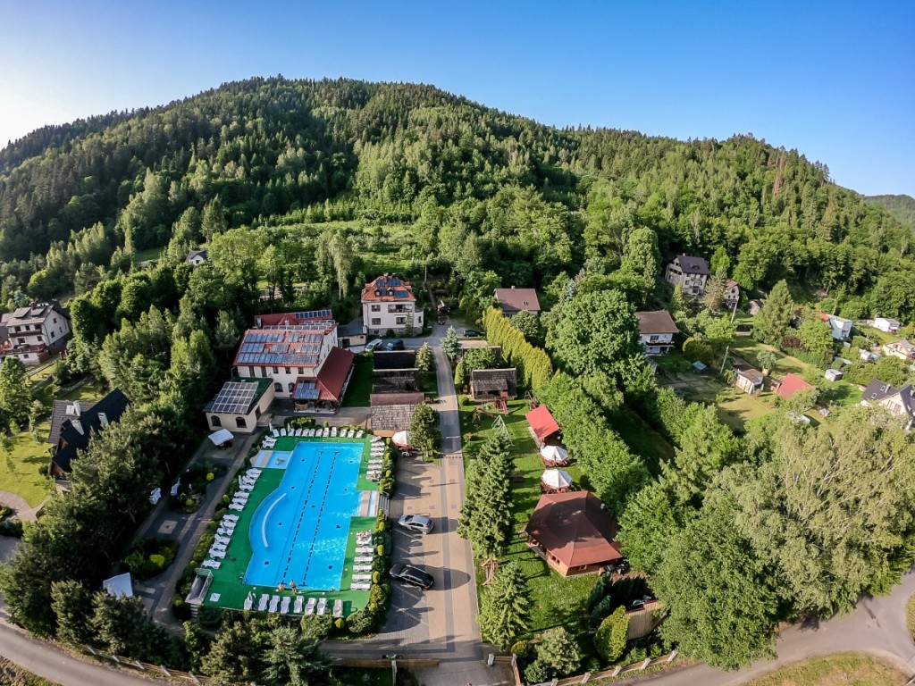 Ośrodek Wczasowy CZAHÓWKA w Pewli Małej z lotu ptaka