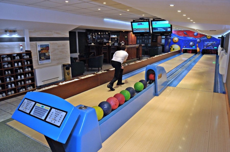W Hotelu SPORT w Bełchatowie znajduje się kręgielnia i bar