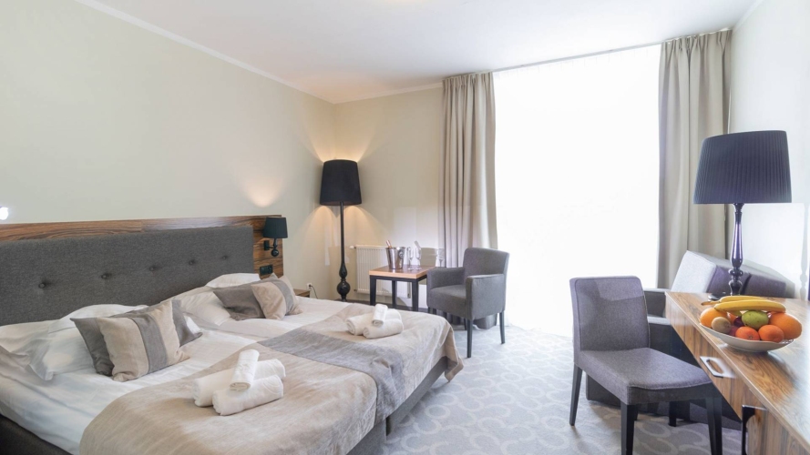 Jeden z pokoi gościnnych w Kompleksie Wczasowym Sandra SPA w Pogorzelicy