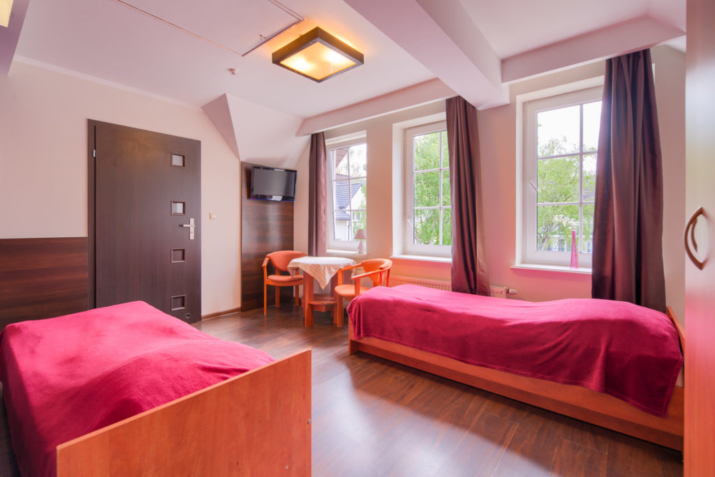 Ośrodek Rehabilitacyjno-Wypoczynkowy GRAŻYNA w Międzywodziu dysponuje między innymi pokojami 2-osobowymi 