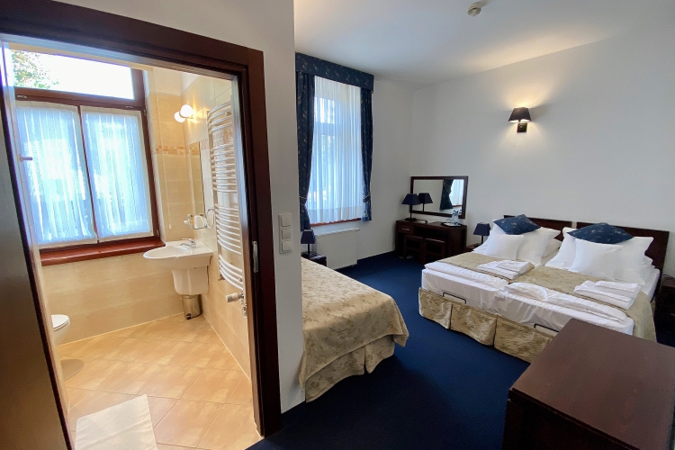 Hotel Patria w Zakopanem dysponuje pokojami gościnnymi oraz stylowymi apartamentami