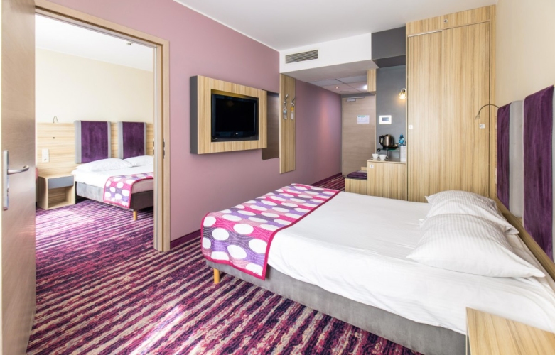 Hotel GALAXY w Krakowie przygotował dla gości przestronne i komfortowo wyposażone pokoje