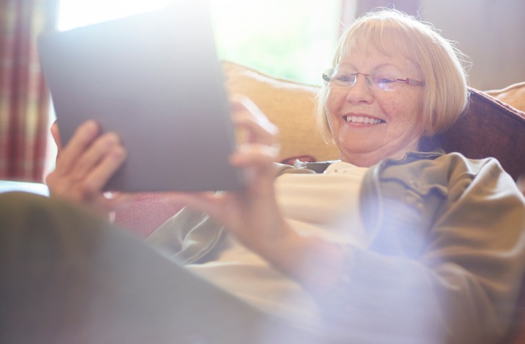 seniorka z laptopem