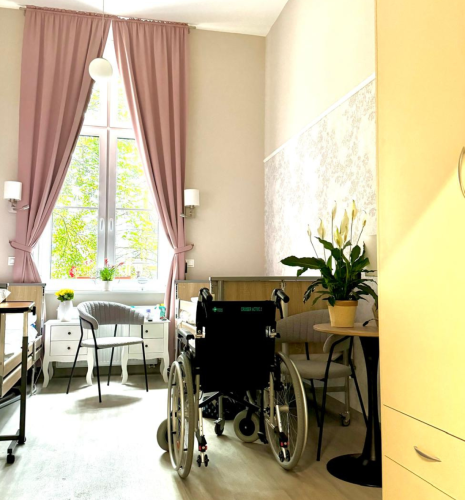 Pokoje w Domu Seniora FELIZA w Słupsku wyposażone są w łóżka rehabilitacyjne i instalację przywoławcza