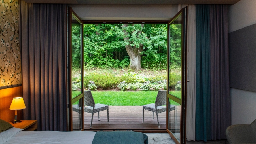 Aspen Prime Ski & Bike Resort w Podlesiu dysponuje przytulnymi pokojami - te zlokalizowane na parterze posiadają prywatny taras