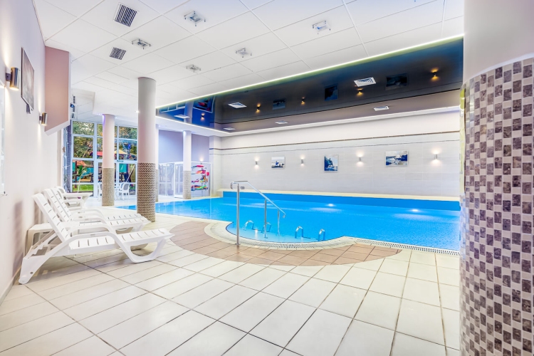 Strefa Wellness z krytym basenem i jacuzzi w Hotelu JANTAR w Rewalu
