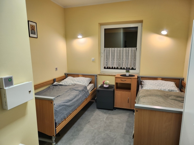 Pokoje w Domu Seniora „Pod Słońcem” w Sycowie są wyposażone w łóżka rehabilitacyjne i instalację przywoławczą