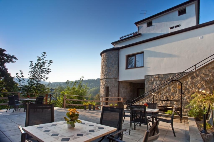 Z tarasu UROCZA ART w Krynicy-Zdroju roztacza się malowniczy widok na okolicę