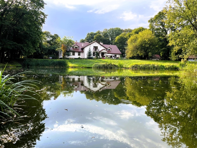 Dom Seniora VIVID PALACE w Łopienniku pożony jest na terenie malowniczego parku ze stawem 