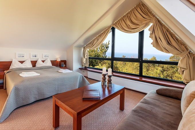 Hotel Columbus w Rowach oferuje swoim goście przestronne pokoje z widokiem na morze