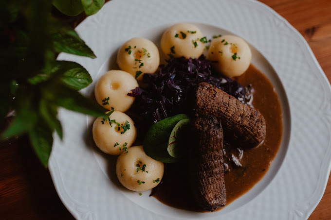 Restauracja w Zamku Bożejów oferuje wyśmienite dania kuchni myśliwskiej