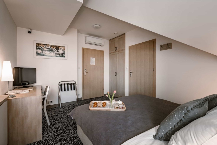 Pokoje gościnne w Dworze Droblin są klimatyzowane i wyposażone w niezbędne udogodnienia