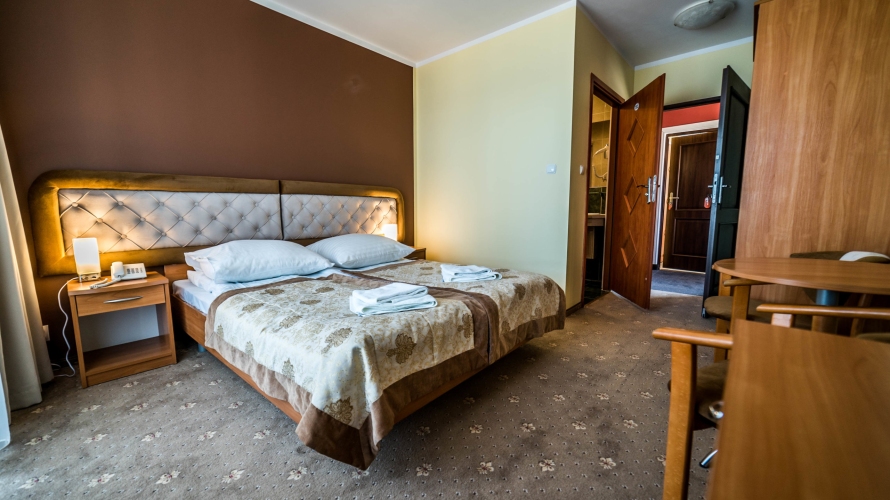 Goście Hotelu JANTAR w Rewalu mają do dyspozycji komfortowe pokoje z łazienkami