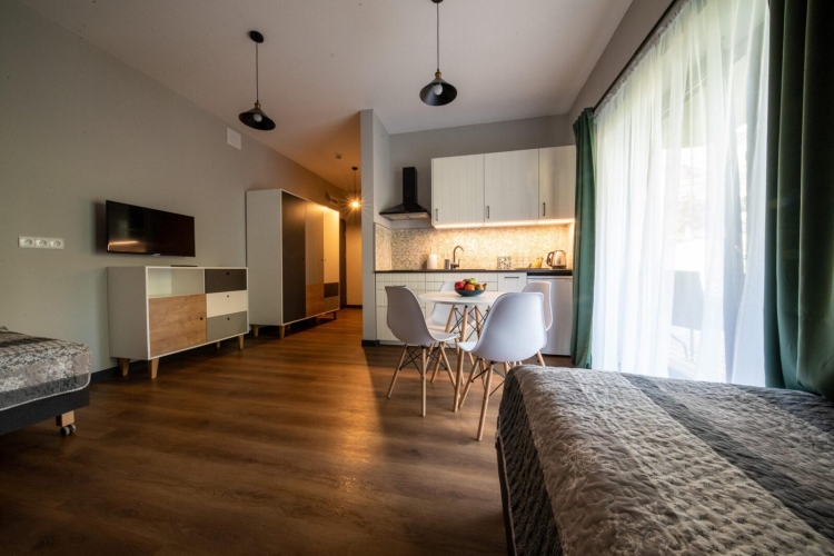 Ośrodek Wypoczynkowy Róża Wiatrów w Węgorzewie dysponuje także pokojami wyposażonymi w aneks kuchenny