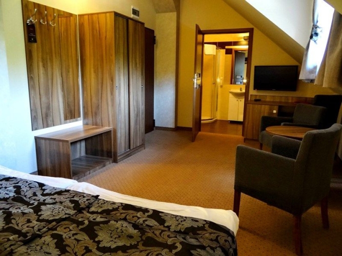 Hotel Gorzelanny w Pokrzywnej dysponuje komfortowymi pokojami rozmieszczonymi w dwóch obiektach