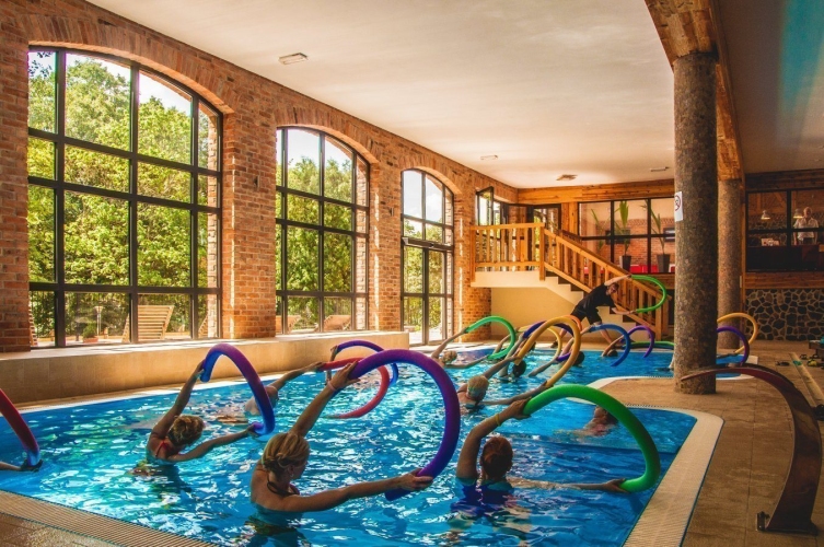 Na terenie ośrodka Zalesie Mazury Active SPA w Barczewie znajduje się basen rekreacyjny