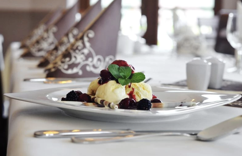 W restauracji Zajazdu Bieszczadzka Ostoja w Ustrzykach Dolnych goście mogą spróbować także pysznych deserów