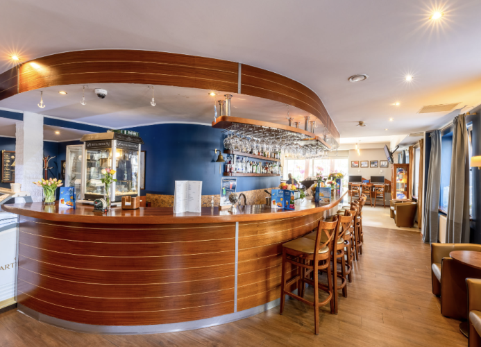 Sala klubowo-barowa w Hotelu Columbus w Rowach