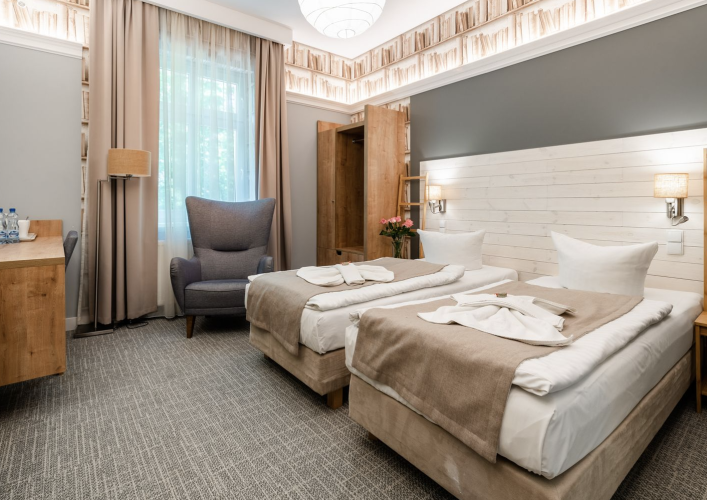 Goście Willi Sudety w Kudowie-Zdroju mają do dyspozycji pokoje w dwóch standardach oraz eleganckie apartamenty