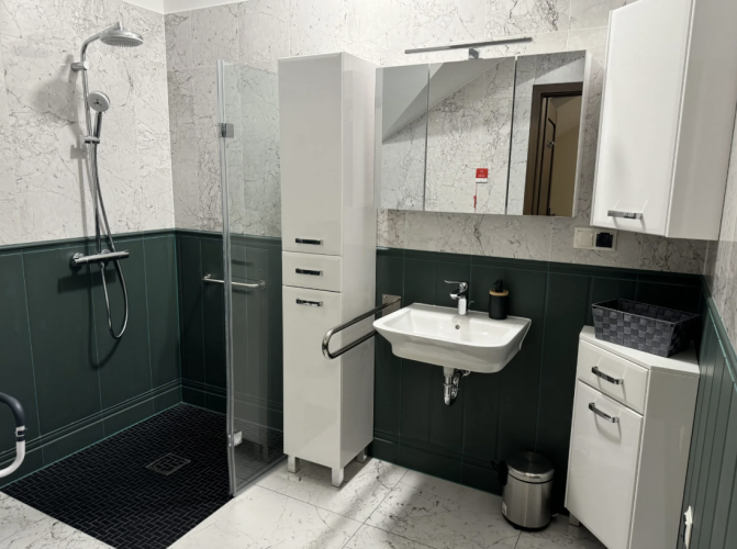 Dom Seniora VIVID PALACE w Łopienniku to obiekt oferujący liczne udogodnienia dla osób o ograniczonej sprawności 