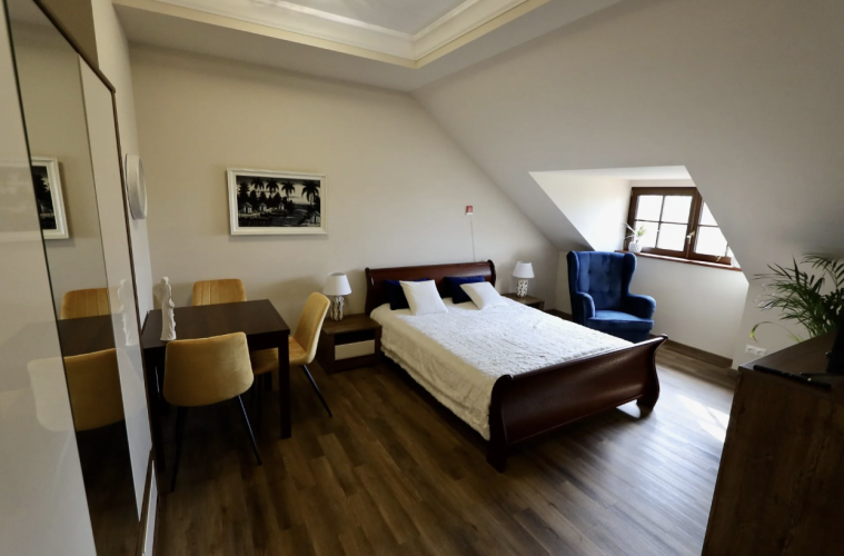 Pensjonariusze Domu Seniora VIVID PALACE w Łopienniku mieszkają w wygodnie urządzonych pokojach o podwyższonym standardzie