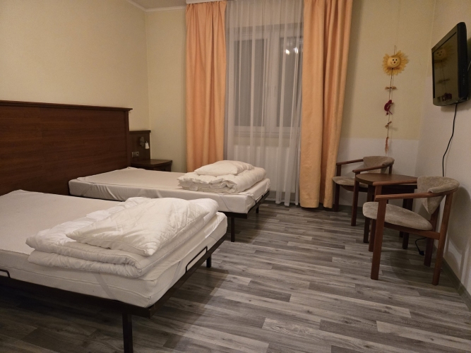 Pokoje w Domu Seniora Niezapominajka w Ciborzu są przestronne i funkcjonalnie urządzone