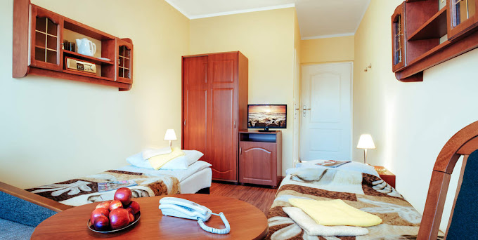 Pokoje gościnne w Ośrodku Rehabilitacyjno-Wypoczynkowym ZAGŁĘBIE w Ustroniu Morskim wyposażone są we wszystkie niezbędne udogodnienia
